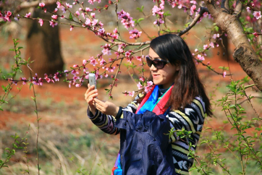 涔濅節濂冲効绾㈡洸璋辩_节水节电节粮手抄报